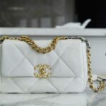 샤넬 (팬더) 19백 미니 화이트