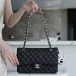 샤넬 (팬더) 클래식 플랩 중형 블랙 소가죽 백