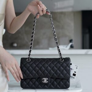 샤넬 (팬더) 클래식 플랩 중형 블랙 소가죽 백