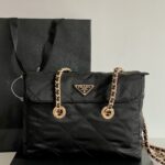 프라다 (블랙프라임) 체인백 크로스백 중형 가죽 체인 스트랩 블랙 BD620