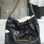 샤넬 (팬더) 22P 봄여름 신상 22 핸드백 중형 블랙 골드