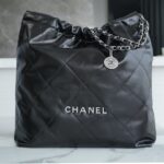 샤넬 (팬더) 22P 봄여름 신상 22 손가방 대형 블랙 실버버튼