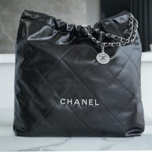 샤넬 (팬더) 22P 봄여름 신상 22 손가방 대형 블랙 실버버튼