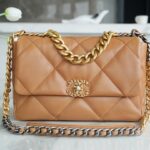 샤넬 (팬더) 19 백 중형 카라멜 소가죽 백