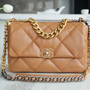 샤넬 (팬더) 19 백 중형 카라멜 소가죽 백