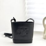 셀린느 (블랙프라임) 미니 물통 백 가방 Mini 레더 로고 블랙 0L433