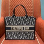 디올 (OC) 디올 북 토트 미디움 클래식 자수 캔버스 백 토트백 미디움 캔버스 자수 네이비 1324