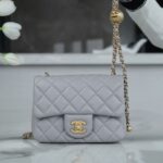 샤넬 (팬더) 23k 금속구형 숄더백 연회색