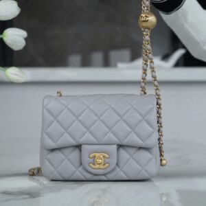 샤넬 (팬더) 23k 금속구형 숄더백 연회색