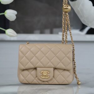 샤넬 (팬더) 23k 금속구형 핸드백 아이보리