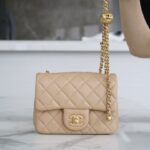 샤넬 (팬더) 금속구형 미니백 아이보리