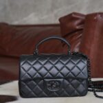 샤넬 (팬더) 24A 핸들 미니 블랙 소가죽 백