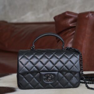 샤넬 (팬더) 24A 핸들 미니 블랙 소가죽 백