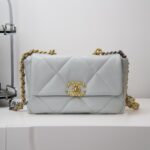 샤넬 (팬더) 19백 소형 하늘색 퀼팅 가죽 백