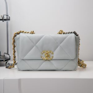 샤넬 (팬더) 19백 소형 하늘색 퀼팅 가죽 백