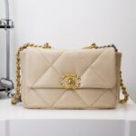 샤넬 (팬더) L19백 소프트 베이지 소가죽 백