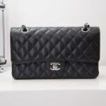 샤넬 (팬더) 클래식 플랩 미디움 블랙 캐비어 가죽 백