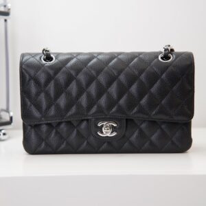 샤넬 (팬더) 클래식 플랩 미디움 블랙 캐비어 가죽 백