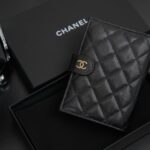 샤넬 (팬더) 패스포트 지갑 블랙 골드 리자드 소가죽