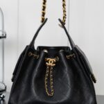 샤넬 (팬더) 25s 스몰 호보 블랙 골드 캐비어 가죽 백