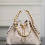 샤넬 (팬더) 25스 스몰 호보 조절 끈 물통백 아이보리