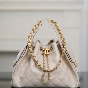 샤넬 (팬더) 25스 스몰 호보 조절 끈 물통백 아이보리