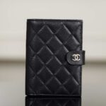 샤넬 (팬더) 여권 지갑 블랙 골드 리자드 소가죽