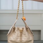 샤넬 (팬더) 25s 스몰 호보 크림 캐비어 가죽 백