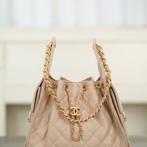 샤넬 (팬더) 25스몰 호보 조절 끈 물통백 크림