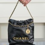 샤넬 (팬더) 22 미니 백 블랙 골드