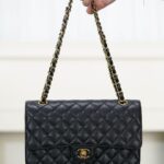 샤넬 (팬더) 클래식 플랩 블랙 골드 중형 가방