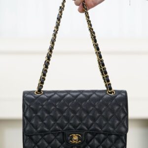 샤넬 (팬더) 클래식 플랩 블랙 골드 중형 가방