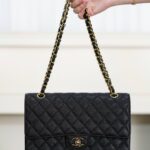 샤넬 (팬더) 클래식 플랩 블랙 골드 중형 가방