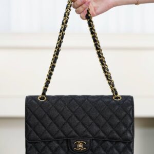 샤넬 (팬더) 클래식 플랩 블랙 골드 중형 가방