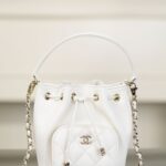 샤넬 (팬더) 25B 미니 체인 드로우스트링 버킷백 화이트