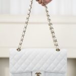 샤넬 (팬더) 클래식 플랩 중형 화이트 골드 체인 가방