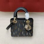 디올 (OC) 레이디 디올 미디움 토트백 미디움 캐비어 가죽 자수 블랙 0538