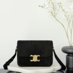 셀린느 (블랙프라임) 트리옴프 미디움 스웨이드 백 크로스백 미디움 스웨이드 트리옴프 로고 블랙 188423