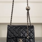 샤넬 (팬더) 25k 광택 금구슬형 CF 사각백 블랙