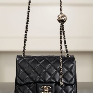 샤넬 (팬더) 25k 광택 금구슬형 CF 사각백 블랙