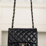 샤넬 (팬더) 클래식 플랩 블랙 양가죽 금속 체인 미니백