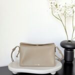 셀린느 (블랙프라임) 트리옴프 플랩 미니 백 Mini 소가죽 블랙프라임 베이지 0P862