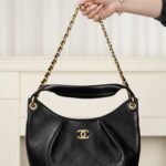 샤넬 (팬더) 26C 히피 호보 블랙 골드 소가죽 백