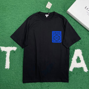 로에베 [잔디집] 24SS 아나그램 패치 페이크 포켓 코튼 저지 반팔 티셔츠 “3COLOR”