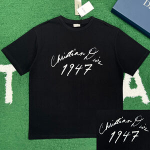 디올 [ 잔디집 ]  크리스찬 디올 1947 핸드라이팅 프린팅 캐주얼 핏 반팔 티셔츠 “2COLOR”