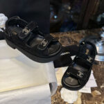 샤넬 【터보】 23p CC로고 스웨이드 벨크로 샌들（TJ공장）