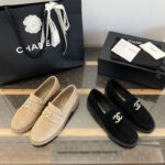 샤넬 25A CC 로고 버클 로퍼