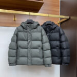 프라다 24FW 패딩 자켓 로고