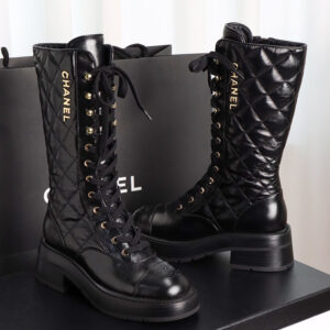 샤넬 【HAPPY】 샤이니 퀼팅 체인 레이스업 컴뱃 롱 부츠 （TJ공장）