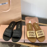 미우미우 라피아 우븐 패브릭 슬라이드 효과